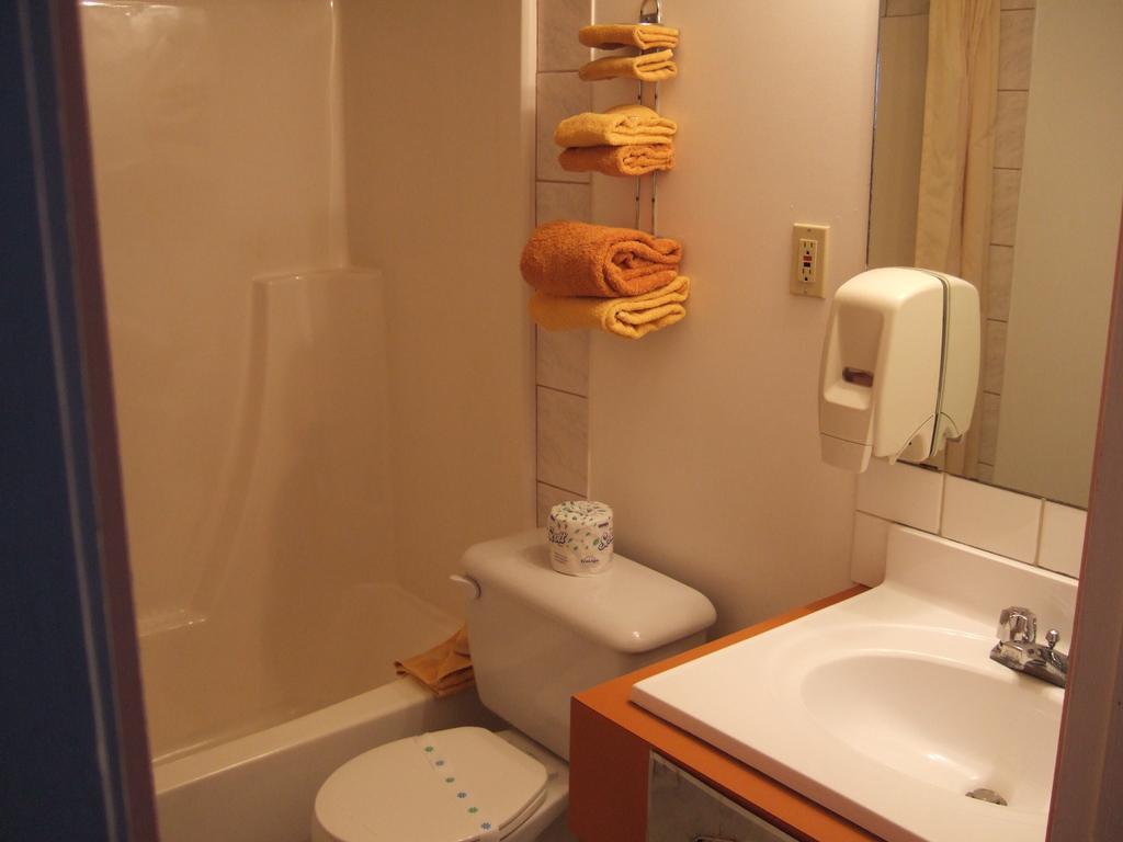 Wild Rose Inn Vegreville Bagian luar foto